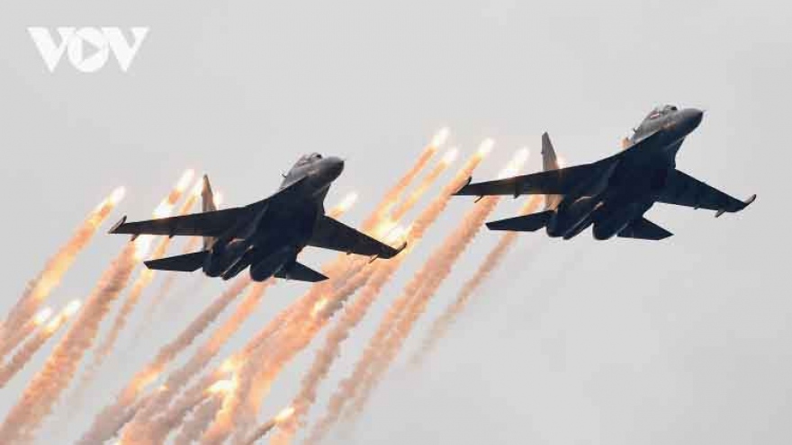 Impressive performance of Su-30MK2 fighters at Vietnam Defence 2022